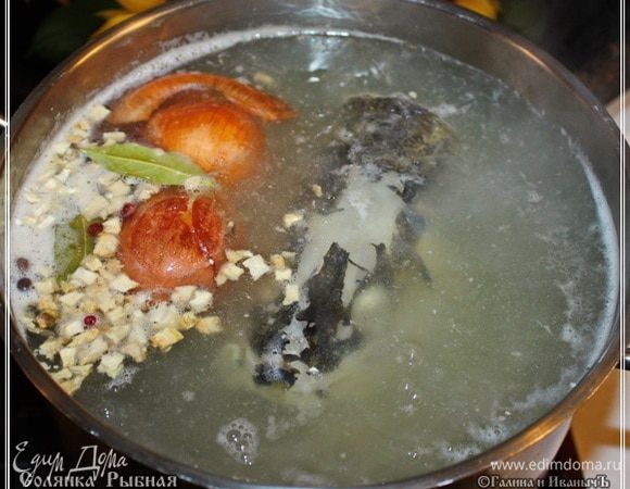 А потом добавляем в кастрюлю все остальное "для бульона", и на самый маленький огонек. Чтобы не кипело ни в коем случае. Максимум – иногда взбулькивало. Накрываем крышкой кастрюлю и томим. 
Не пожалейте времени и пару часов вы будете иметь супербульон, даже, как сейчас принято выражать сильные эмоции, «ВАУ!!!» … бульон!!!
Да. Для «ВАУ!!! ВАУ!!!» уместно будет добавить в кастрюлю пару кореньев, или хотя бы один, корень…, но! … хрена. Это придаст бульону весьма … ммм … крепкую пикантную ноту. У меня, увы, только тертый в запасе. А это – не тот будет коленкор.
