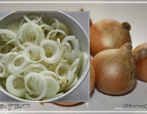 Теперь о луке. Опять же – обращаясь к рекомендациям автора, лучше всего брать мелкие луковки и нарезать лук колечками. Они будут действительно интересно смотреться в готовом супе.