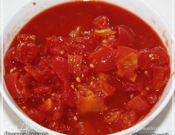 А потом помидорки порубить. Тоже мелко. И, конечно, не упустить сок. Или соус? В общем – томатную мякоть, как обозначено на банке.