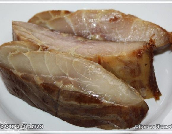 Рыба. Т.е. из бульона-то мы все рыбное убрали и бульон качественно процедили. А коли солянка рыбная, то без рыбы никак.
Это осетрина. Что-то типа балыка немного подкопченного.
