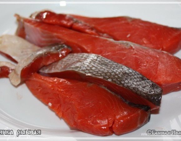 А это нерка. Тоже прикопченная. Цвет показался химическим каким то. И, правда! Попробовал. Полита «жидким дымом» … ну что за времена, что за нравы!!! Зачем портить продукт? Конечно, нарезав, промыл. Помогло несильно. Чуть-чуть горечи осталось. Хотя, горчинка даже уместна оказалась. НО!!! Все равно больше такое покупать и сам не буду, и другим не советую.
