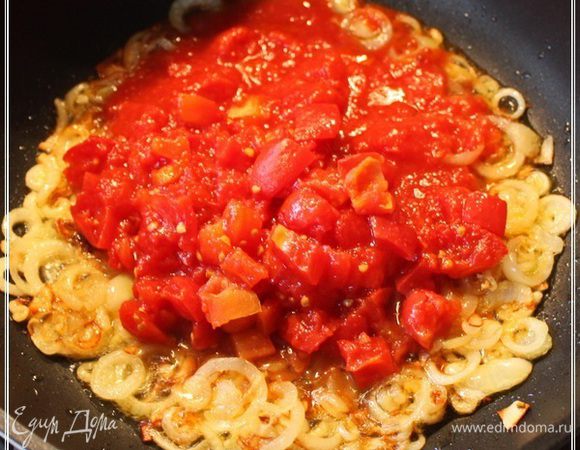 И помидоры с соусом отправляем в сковороду. 