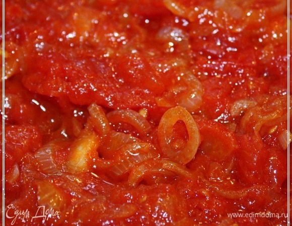 Огонь несильный. Режим должен быть очень, повторюсь, деликатным. Нужно получить мягкий, нежный…, я бы сказал «припущенный» вкус. А не яркий «зажарковкый». 
Перемещать, накрыть крышкой и оставить на плите на минут десять -пятнадцать. Надо, чтобы помидоры изменили свой вкус. Чтобы получилось этакое скорее печеное на гриле.
