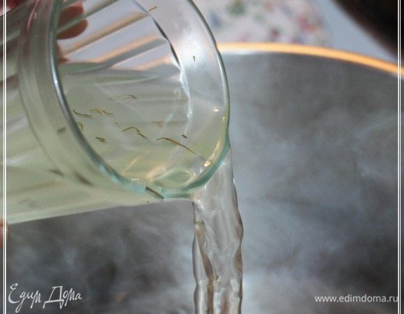 Ну, вот … как только будет готово, отставить сковороду в строну.
Начинаем «собирать» солянку.
Доводим бульон до закипания и сразу же выливаем туда рассол огуречный.
