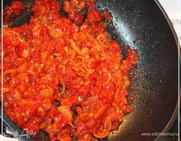 Опять доводим бульон до «булек» и выкладываем в кастрюлю содержимое сковороды. Хорошо размешиваем, накрываем крышкой и оставляем … опять-таки … потомиться, а не вариться … минут на «около пятнадцати».