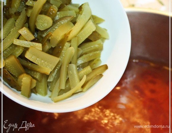 Потом в кастрюлю отправляются огурцы.