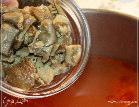 И грибы.
И снова перемешиваем, накрываем и томим еще пятнадцать минут.
