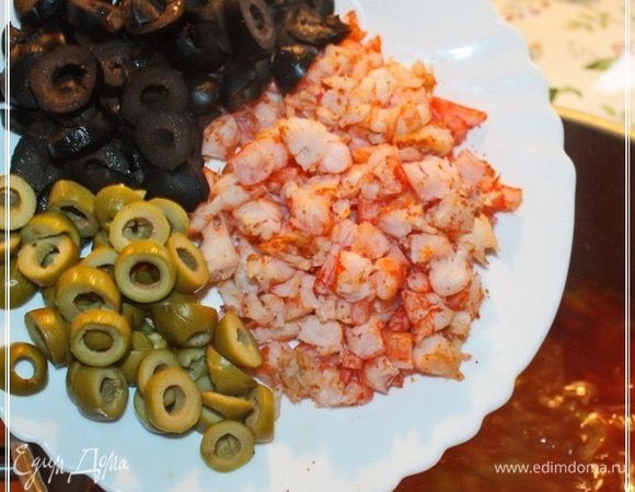 Дальше наступает очередь оливок и креветок. Им даем прогреться не более пяти минут.