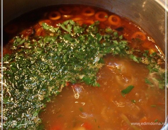 Через десять минут, высыпаем в кастрюлю нарубленную зелень. Укроп и петрушка. Больше ничего не надо.