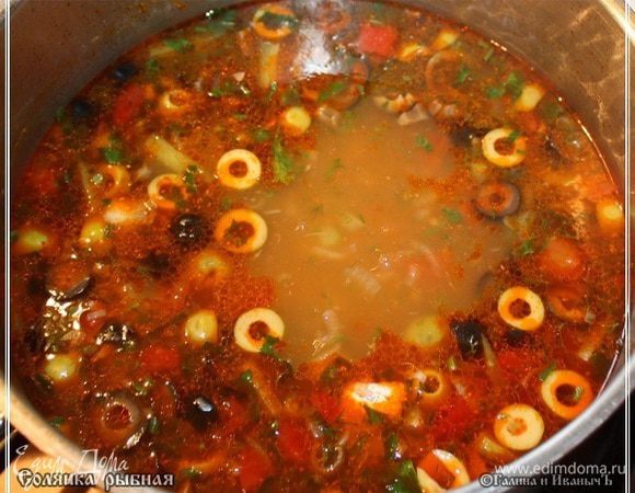 Максимум пять минут. Всё!!! Солянка готова. Накрыть крышкой и постараться отвлечься на полчасика. Шилерта там почитать или Шульберта послушать, но отвлечься и рук с ложкой к солянке не тянуть.