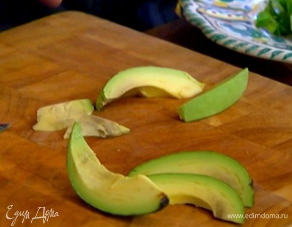 Авокадо почистить и, удалив косточку, нарезать дольками.