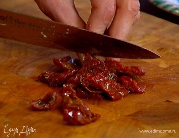 Вяленые помидоры нарезать кусочками.