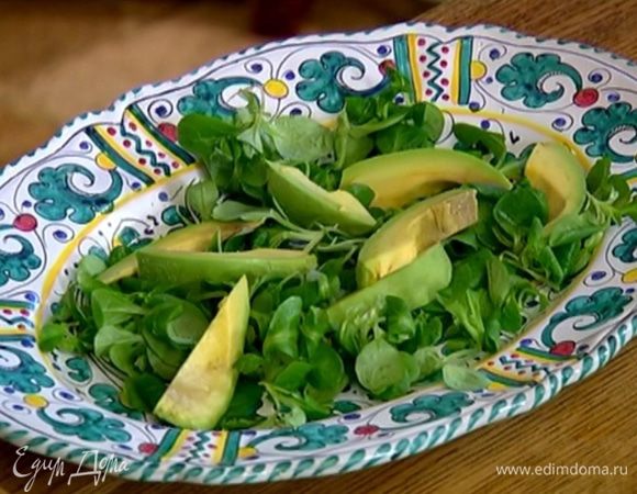 Выложить на большое блюдо салатные листья, а сверху авокадо, сбрызнуть все лимонным соком (1 ст. ложку оставить для заправки).