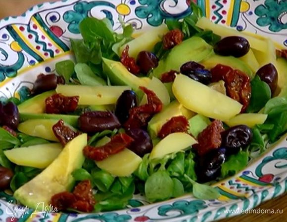 На салат с авокадо выложить картофель, маслины и вяленые помидоры.