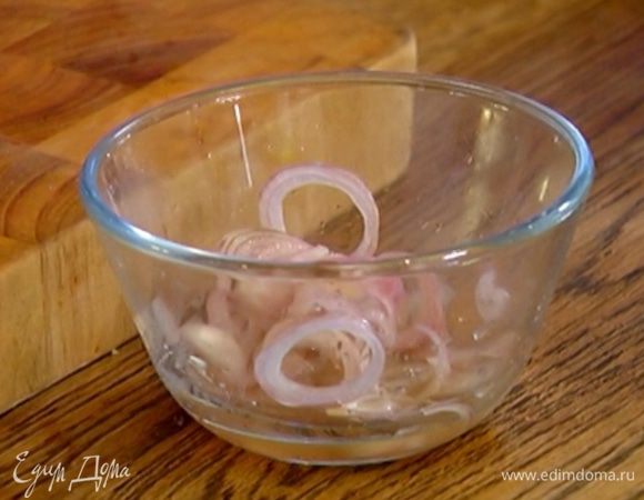 Шалот почистить, порезать кольцами и залить уксусом.