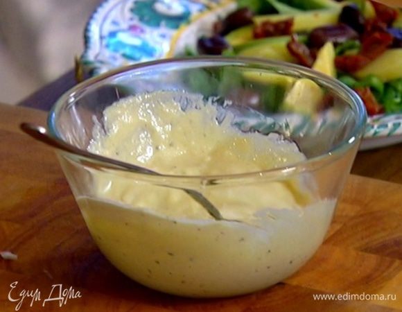 Приготовить заправку: соединить горчицу, йогурт, 1 ст. ложку лимонного сока, оливковое масло, 1 ч. ложку уксуса, в котором мариновался лук, посолить, поперчить и перемешать.