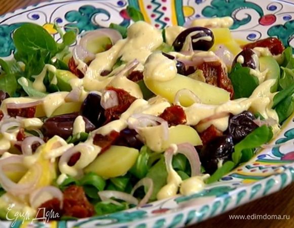 На салат разложить кольца замаринованного лука и полить все заправкой.