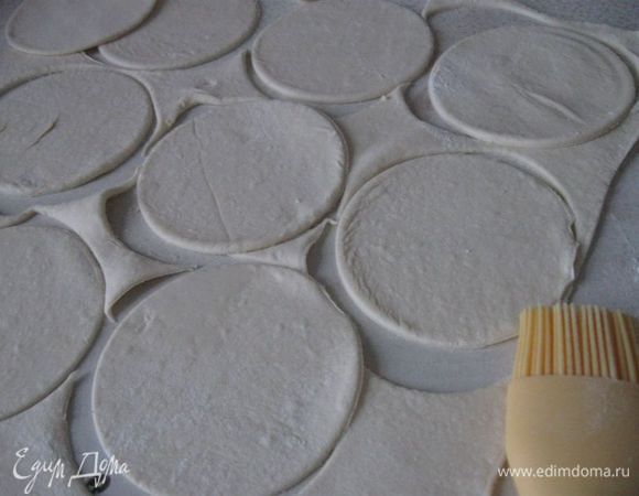 Раскатать пласт теста, вырезать стаканом или чашкой кружочки. 

