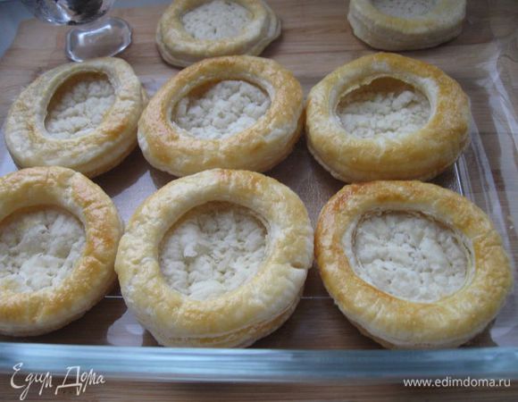 На кружочки положить колечки, смазать яйцом колечки, наколоть донышки вилкой и отправить в разогретую до 200 градусов духовку на 25 – 30 минут. Вынуть, охладить.
