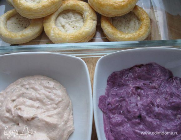 Блендировать смесь из измельченной форели, фетаки, лимонного сока, порезанного мелко укропа, молока до состояния мусса. Разделить на 2 части. Одну - отложить, в другую добавить чернику и блендировать. Поставить 2 миски с муссом в холодильник минут на 30.