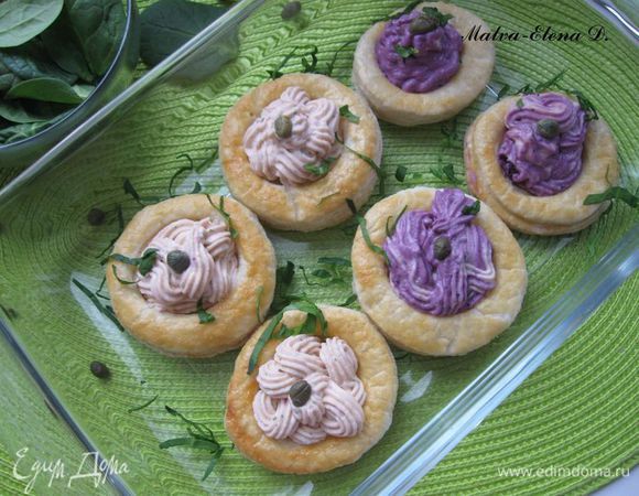 Выдавить с помощью  кондитерского шприца мусс в тарталети.
Украсить измельченным шпинатом, каперсами. 
Приятного аппетита!
