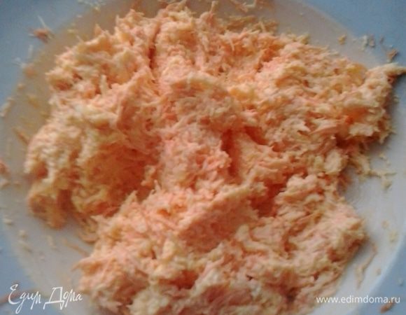 Сначала готовим начинку для наших рулетиков. Сыр и морковь натираем на мелкой терке. Чеснок через пресс (можно тоже на мелкой терке). Все смешиваем и заправляем майонезом.