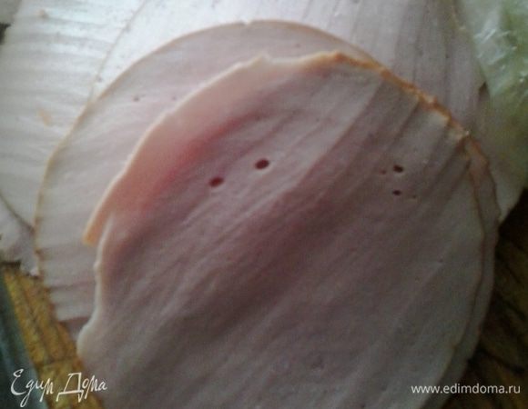 Колбасу, если она не в нарезке, нарезаем тонкими кружочками.