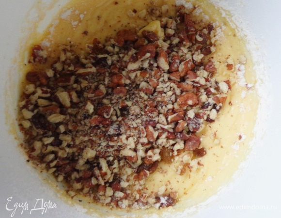 Сделать кексы по вашему любимому рецепту. Я делаю так: 150 г мягкого масла взбиваю со 180 г сахара и ванильным сахаром, по одному ввожу 3 яйца, добавляю 1 ч.л. разрыхлителя и 4 ст. л муки. Чтобы было повкуснее, добавляю по полстакана изюма и толченых орехов.