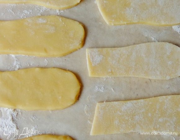 Из песочного теста (см. http://www.edimdoma.ru/retsepty/61966-raspisnoe-pechenie-i-shkatulka-novogodniy-podarochek) вырезать подошвы для туфелек и испечь их. Остудить, потом ножом подравнять так, чтобы получились подошвы понатуральнее...