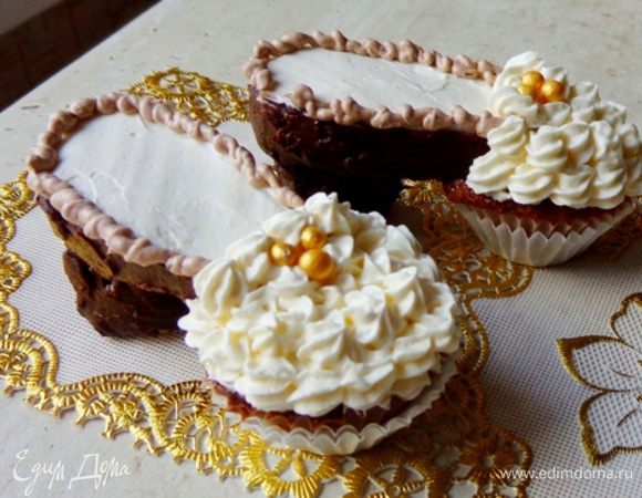 А теперь украшать на свой вкус, сделав масляный крем и покрасив его в разные цвета. Я решила сделать туфельки и большие, и маленькие. У маленьких сначала предполагался небольшой каблучок, как у детей. 