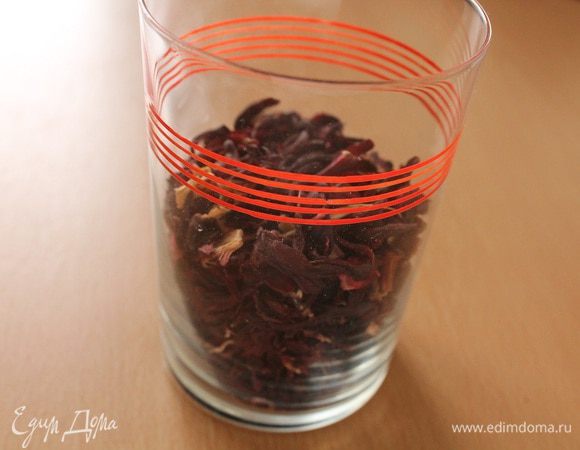 Заварить каркаде: в форме для добавления рецептов я не нашла мерку половина стакана, поэтому отмерила сухой каркаде столовой ложкой,получилось 4 ложки (с горкой). Стакан емкостью 250 мл. Залить каркаде 150 мл кипятка, накрыть крышкой и оставить до полного остывания.