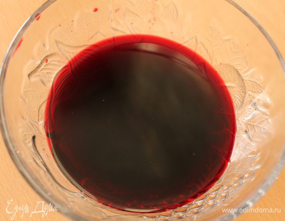 Затем процедить через ситечко.