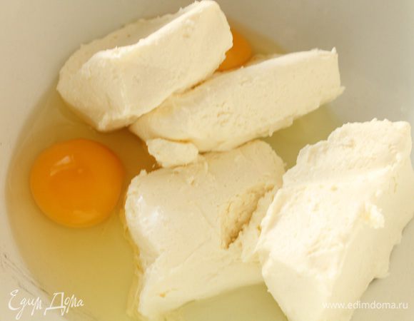 К творожным сыркам (я использовала ванильные, 4 штуки весом по 100 г) добавить 2 небольших яйца, сахарную пудру и хорошо перемешать.