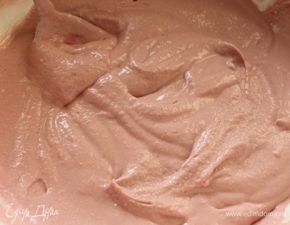 Добавить заваренный каркаде, перемешать.