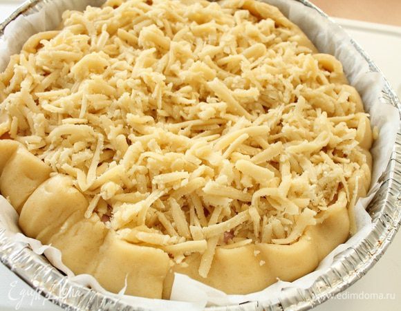 Достать тесто из морозильной камеры, натереть на крупной терке и украсить верх пирога. Выпекать 40-45 минут при температуре 180°С. Готовому пирогу дать постоять 5 минут в выключенной духовке, а затем достать  и полностью остудить. Приятного вам чаепития!