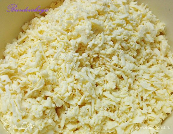 Сыр натереть на крупной терке. Если у вас сыр не соленый, то посолить (у меня был соленый сыр).