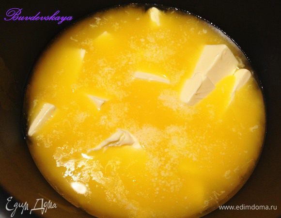 Сливочное масло растопить на плите или в микроволновой печи.