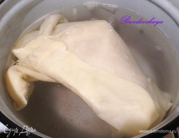 Поставить на огонь очень большую кастрюлю с водой, добавить немного соли и довести до кипения. Рядом приготовить большую миску с холодной водой. Оставшиеся части теста раскатать в очень тонкие пласты чуть большего размера чем форма для запекания. Опускать по одному пласту теста в кипящую воду на 60 секунд. Аккуратно вынуть тесто при помощи двух шумовок и переложить в миску с холодной водой.