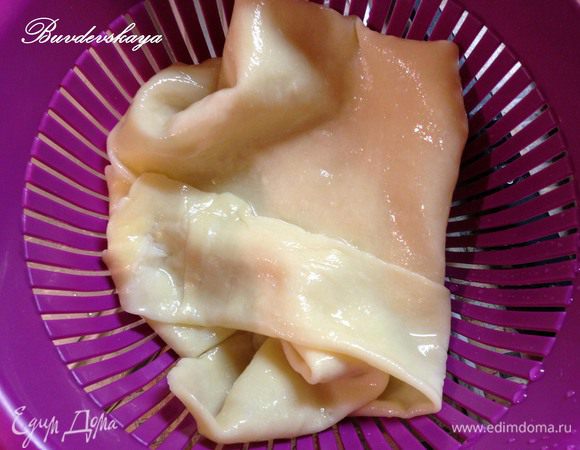 Затем вынуть тесто из холодной воды и переложить в дуршлаг, дать стечь воде.