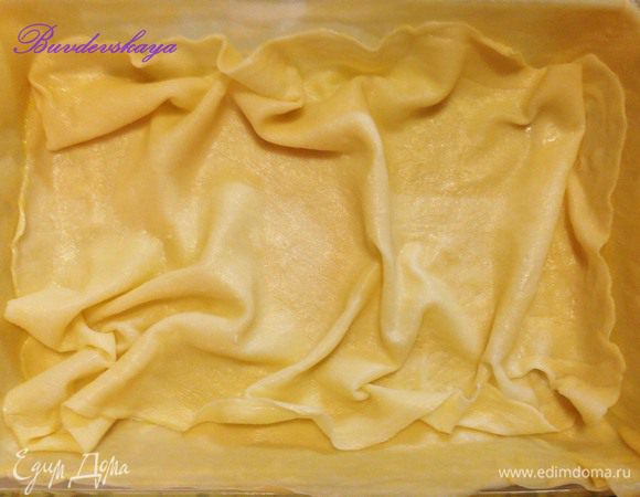 Сырой пласт теста в форме смазать растопленным сливочным маслом, сверху выложить второй пласт теста (отварной) и опять смазать маслом. 