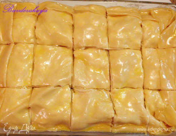 Разрезать Ачму на равные квадраты и сверху полить оставшимся маслом. Поставить в духовку разогретую до  180°С на 30-40 минут до образования золотистой корочки. Вынуть из духовки, дать совсем немного остыть и подавать на стол. ENJOY!