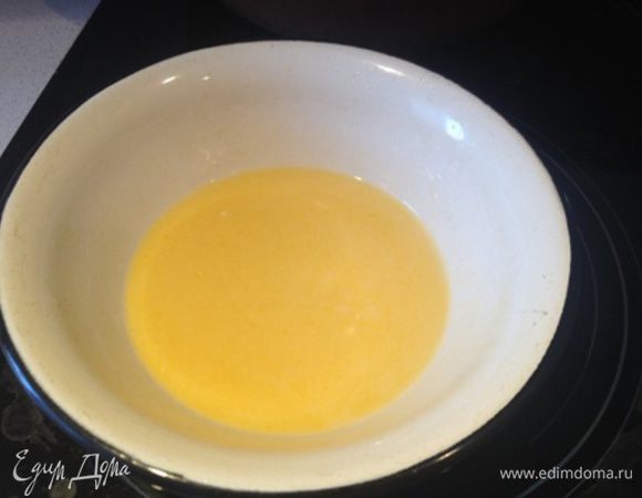 Растопить сливочное масло, добавить мед и сметану. 