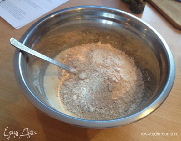 Добавить масляную смесь в яичную. Добавить муку (всю), добавить соду. 