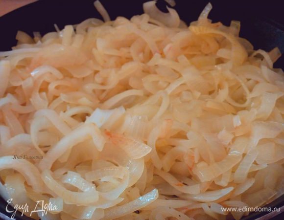 Лук обжарить до золотистости.