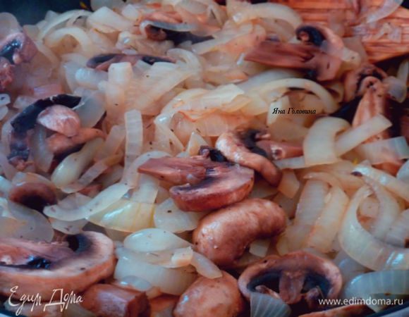 Добавить чеснок, специи и грибы, помешать минуту и снять с огня.