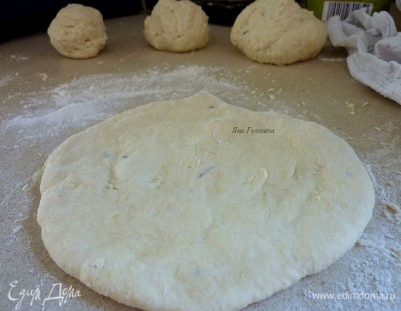 Первый вариант: Формируем из теста шарики и раскатываем в питы.