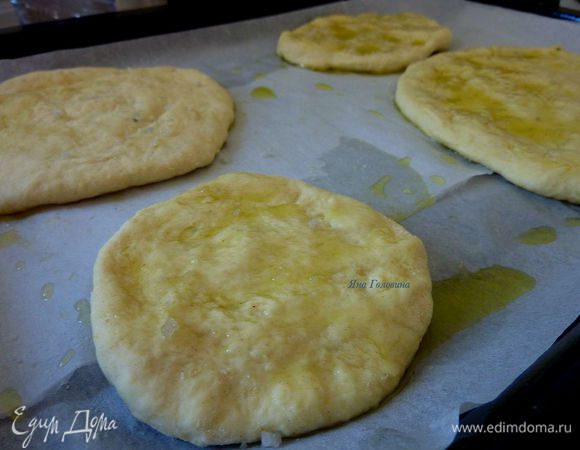 Уложить на противень, застеленный бумагой для выпечки. Смазать щедро оливковым маслом и посыпать солью.