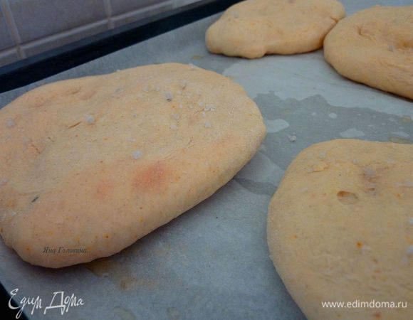 Запекать в разогретой духовки на 200°С 15-20 минут до золотистого цвета.