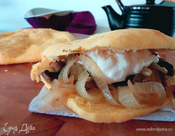 Разрезать питы, наполнить начинкой по желанию добавить сметаны.