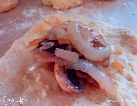 Второй вариант - раскатать тесто на круги, положить начинку.